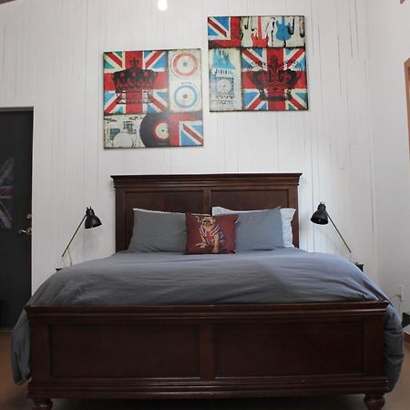 Private Bright Modern Studio! Queen Bed ! 빅토리아 외부 사진