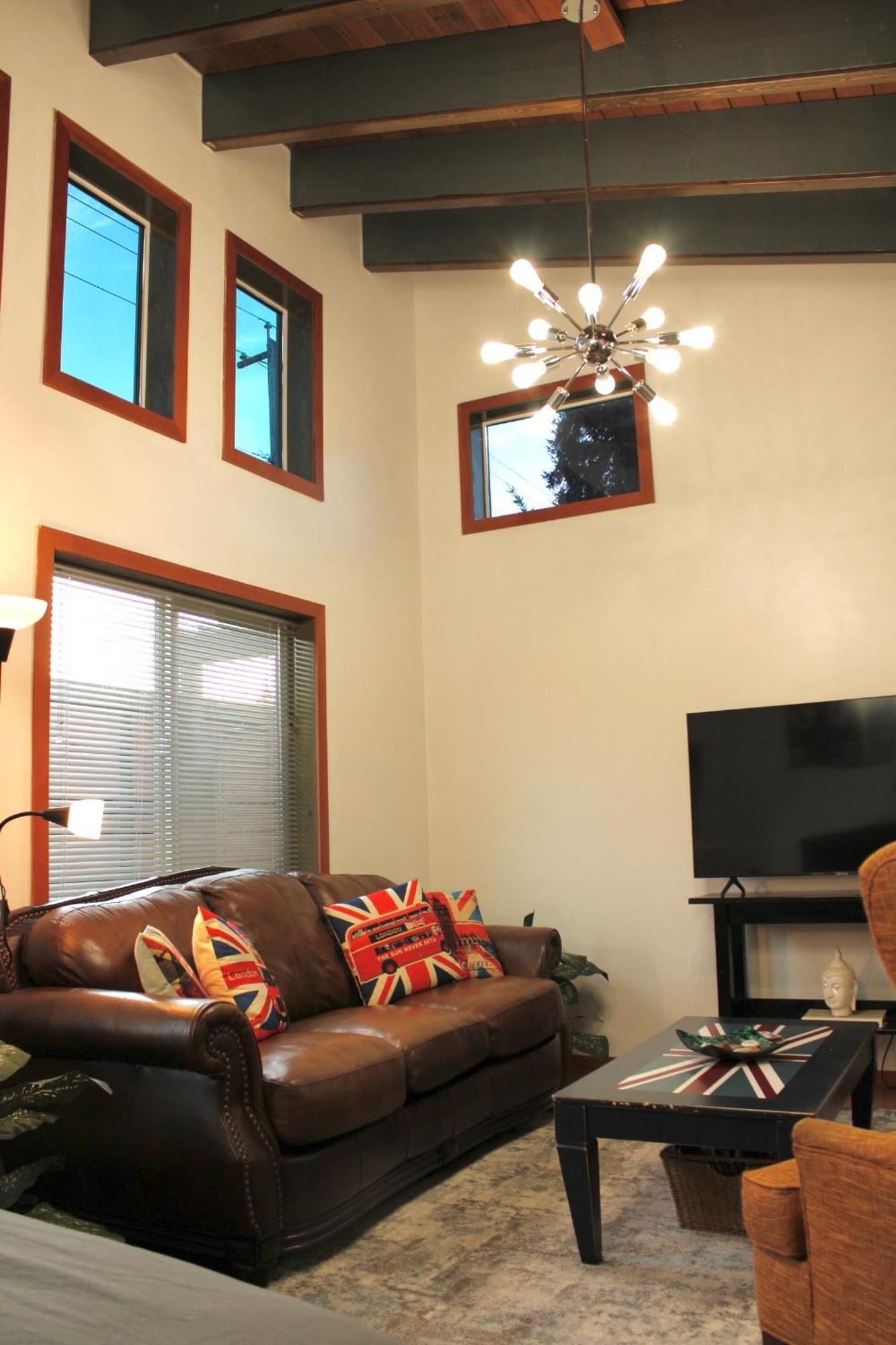 Private Bright Modern Studio! Queen Bed ! 빅토리아 외부 사진