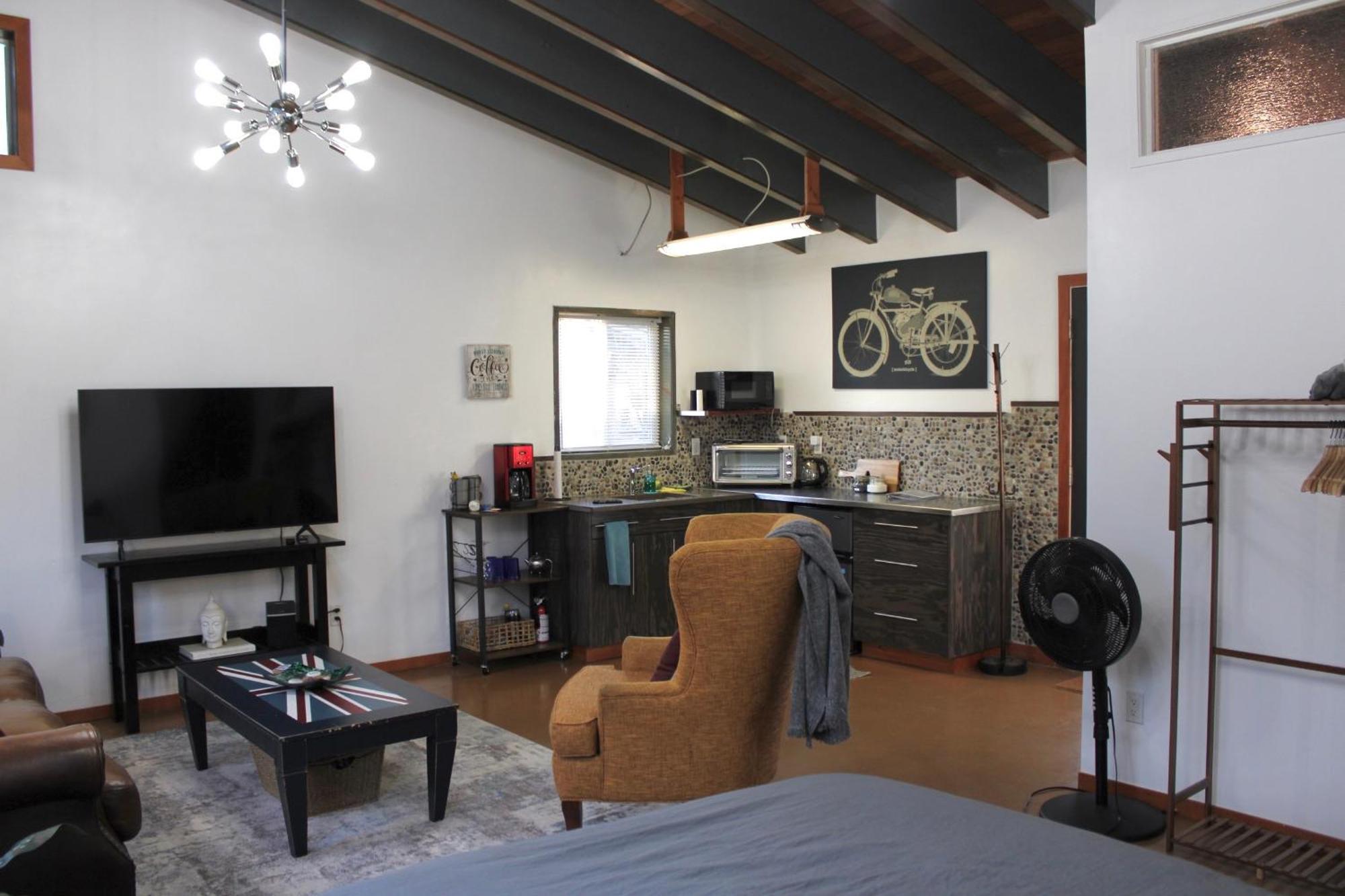 Private Bright Modern Studio! Queen Bed ! 빅토리아 외부 사진