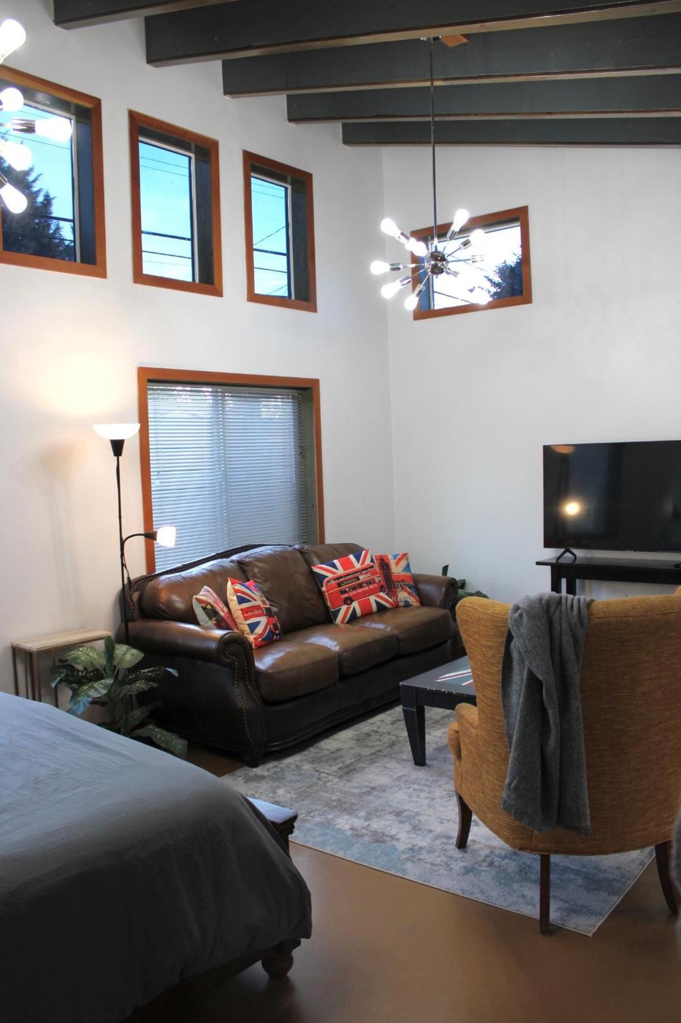 Private Bright Modern Studio! Queen Bed ! 빅토리아 외부 사진