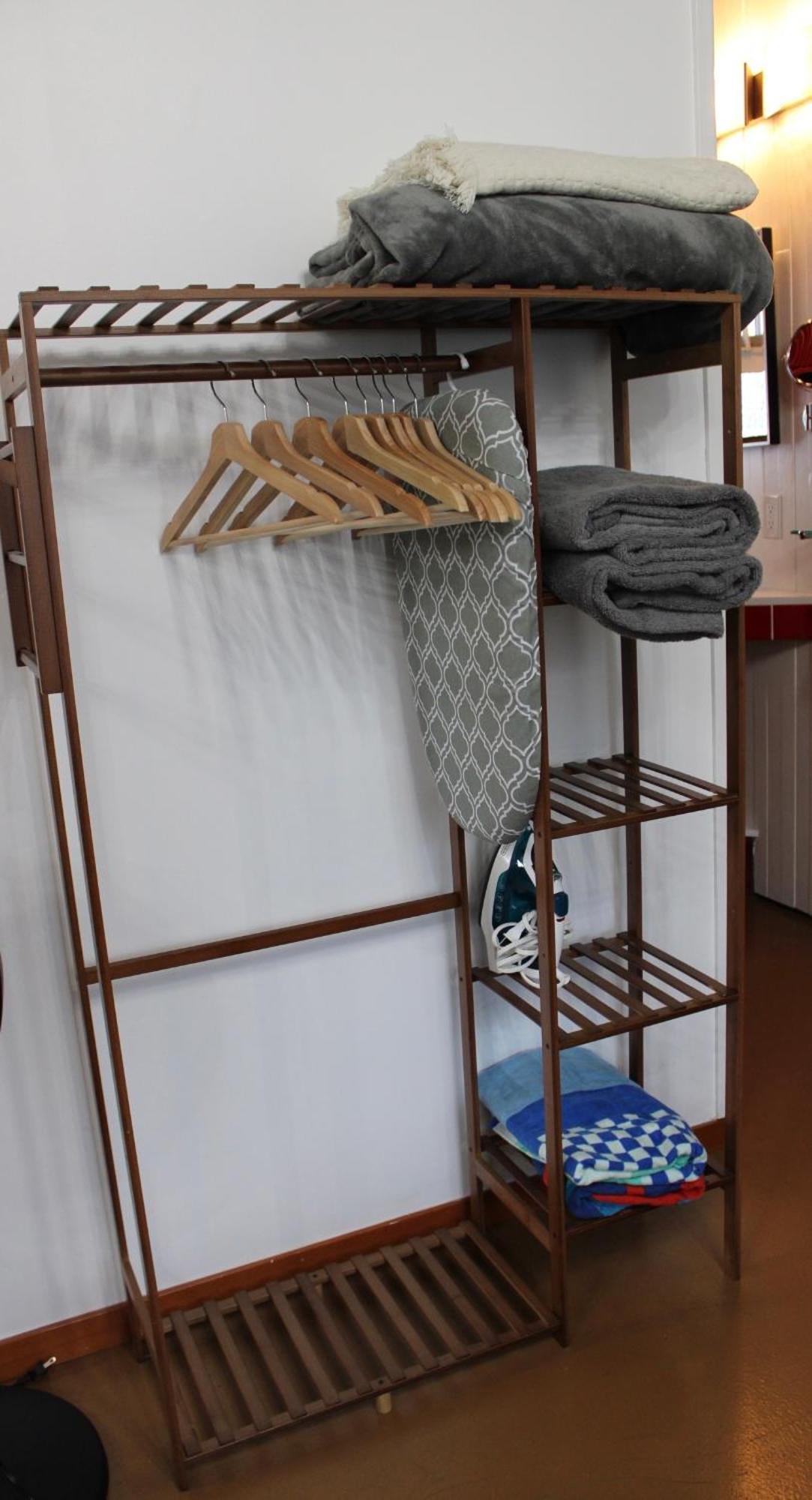 Private Bright Modern Studio! Queen Bed ! 빅토리아 외부 사진
